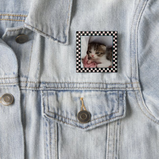En förtjusande lite Sömnig-Huvud kattunge Knapp