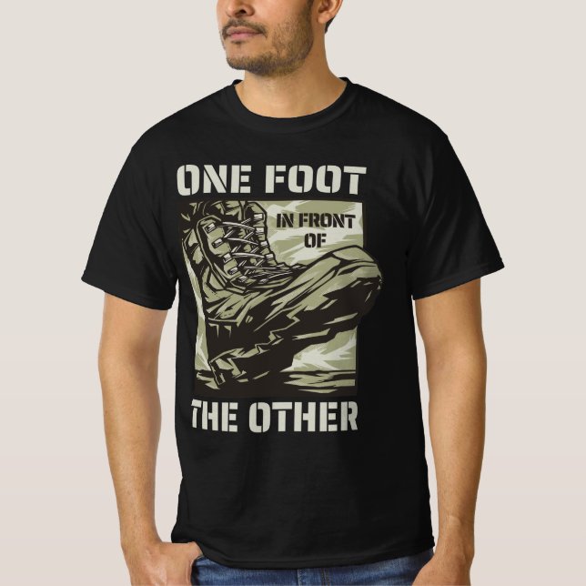 En fot framför den andra - Militärslottet T Shirt (Framsida)