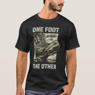 En fot framför det andra militära Slogan T Shirt