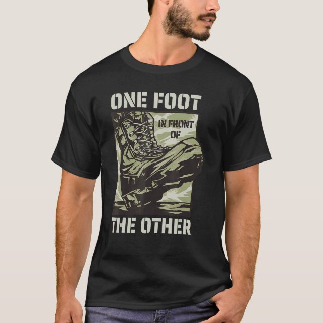 En fot framför det andra militära Slogan T Shirt (Framsida)