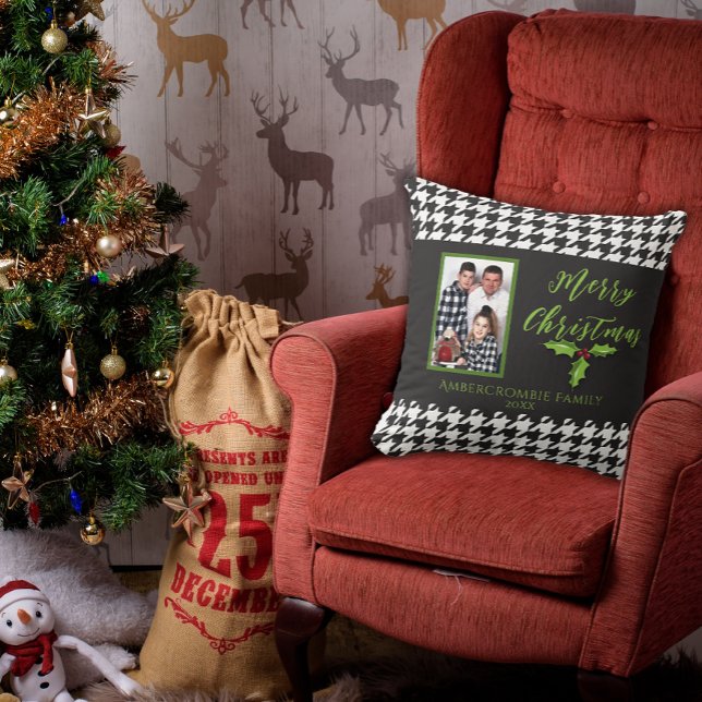 En Foto Helg Svart och Vitt Rutig Kudde (Charming black and white houndstooth Christmas pillow for your holidays.)