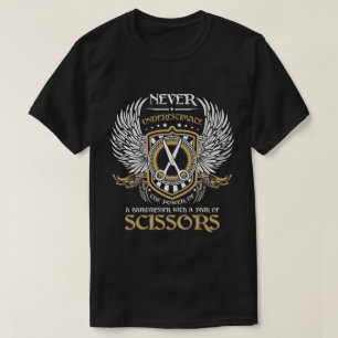 En frisör med en para av sax t shirt