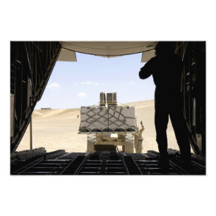 En gaffeltruck laddar last på A. c. - 130 Hercule Fototryck