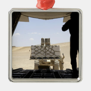 En gaffeltruck laddar last på A. c. - 130 Hercule Julgransprydnad Metall