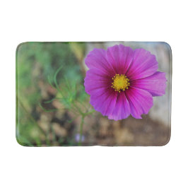 En galaxinsida en blomma badrumsmatta