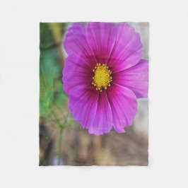 En galaxinsida en blomma fleecefilt