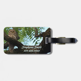 En gallerförsedd uggla på en gren i skogen bagagebricka