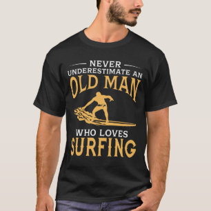 En gamal man som älskar att surfa t shirt