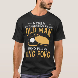 En gamal man som leker pingen Pong T Shirt