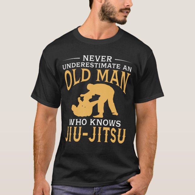 En gamal man som vet Jiu-Jitsu T Shirt (Framsida)
