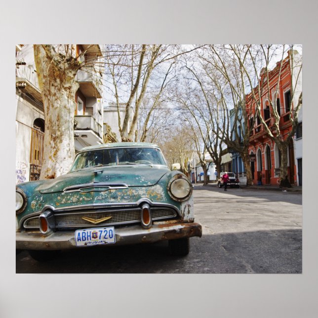 En gammal bil rostig och fet färg parkerad i poster (Framsidan)