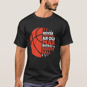 En gammal man med basket t shirt