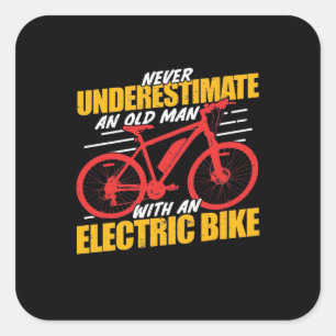 En gammal man med en elektrisk bike fyrkantigt klistermärke