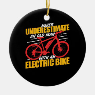 En gammal man med en elektrisk bike julgransprydnad keramik