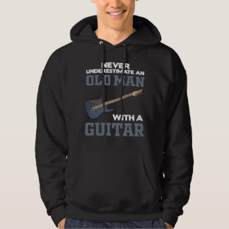 En gammal man med en gitarsvart hoodie