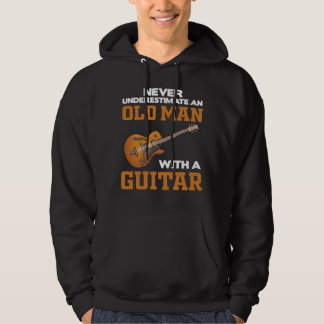 En gammal man med en gitarsvart hoodie