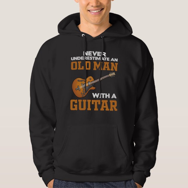 En gammal man med en gitarsvart hoodie (Framsida)