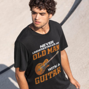 En gammal man med en gitarsvart t shirt