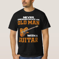 En gammal man med en guitar svart T-skirt