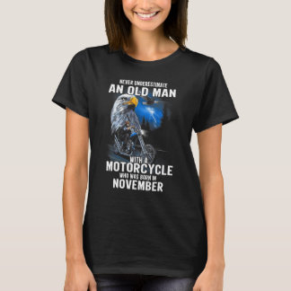 En gammal man med en motorcykel som föddes i novem t shirt