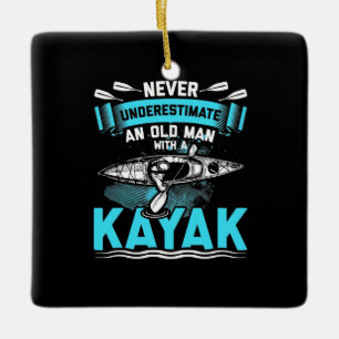 En gammal man med Kayak Julgransprydnad Keramik
