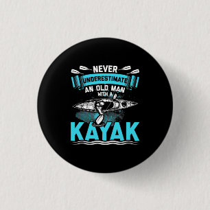 En gammal man med Kayak Knapp