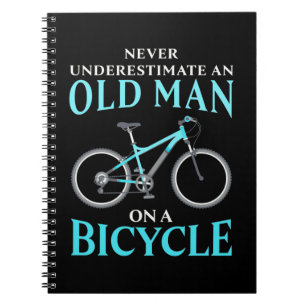 En gammal man på en cykel anteckningsbok