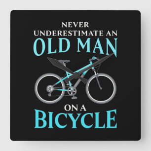 En gammal man på en cykel fyrkantig klocka