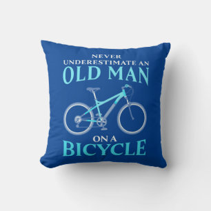 En gammal man på en cykel kudde
