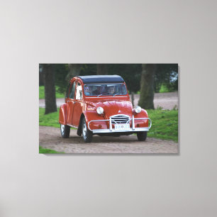 En gammal röd Citroen 2CV bil med en leende kvinna Canvastryck