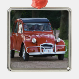 En gammal röd Citroen 2CV bil med en leende kvinna Julgransprydnad Metall