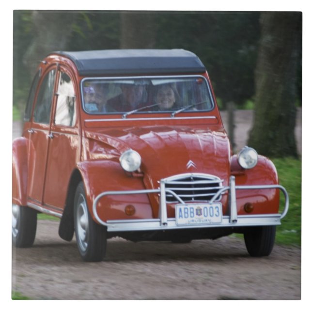 En gammal röd Citroen 2CV-bil med en leende kvinna Kakelplatta (Framsidan)