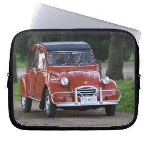 En gammal röd Citroen 2CV bil med en leende kvinna Laptop Sleeve