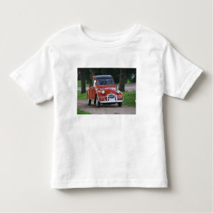 En gammal röd Citroen 2CV-bil med en leende kvinna T Shirt