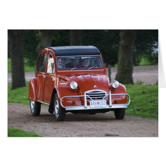 En gammal röd Citroen 2CV-bil med leende kvinna Hälsningskort (Framsidan Horizontal)