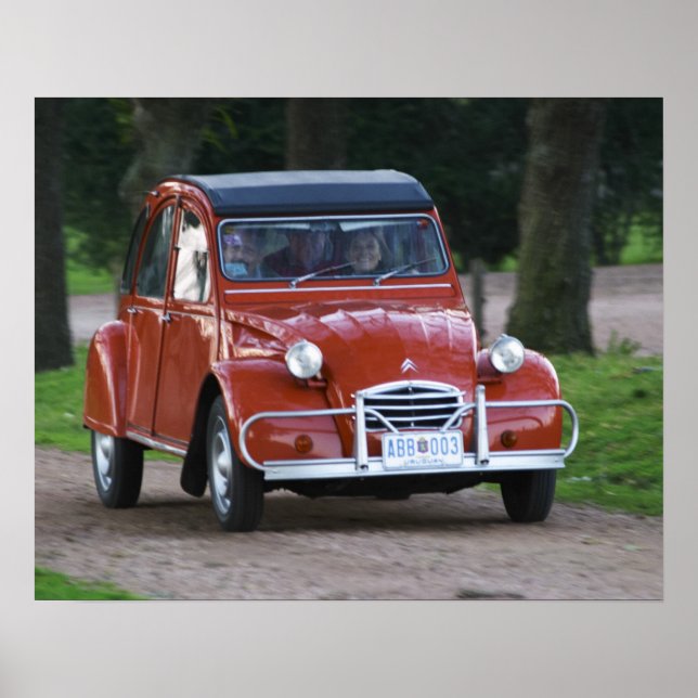 En gammal röd Citroen 2CV-bil med leende kvinna Poster (Framsidan)
