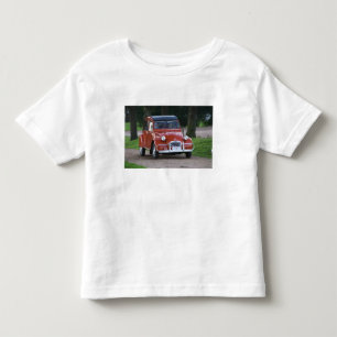 En gammal röd Citroen 2CV-bil med leende kvinna T Shirt