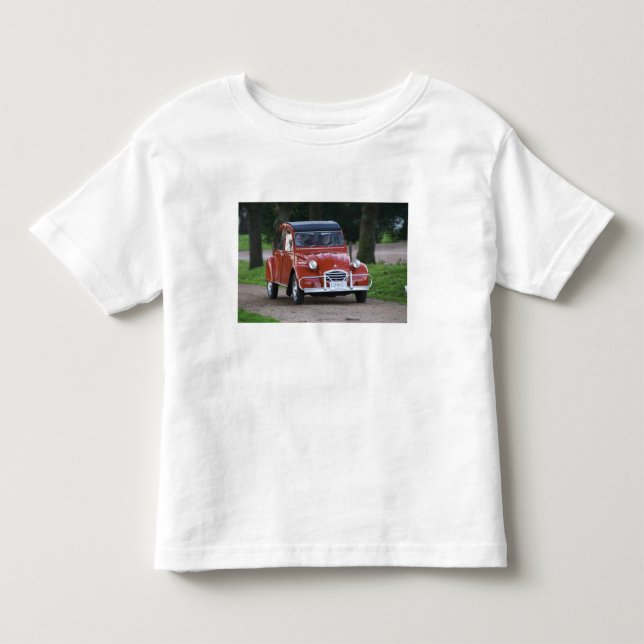 En gammal röd Citroen 2CV-bil med leende kvinna T Shirt (Framsida)