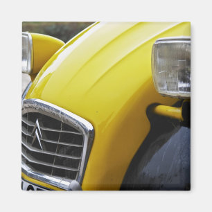 En gammal svart och gul Citroen 2CV 2 CV, detalj Magnet