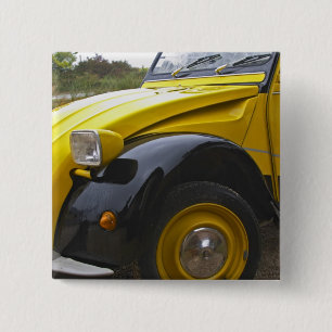 En gammal svart och gul Citroen 2CV 2 CV, Knapp