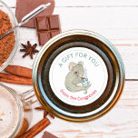En gåva till dig Mouse Homemade Hett Cocoa Runt Klistermärke<br><div class="desc">Fäst dessa vackra klistermärken på dina kakaopresenter för hemmade hetter den här julhelgen. Utformningen har vattenfärgen hos en söt mus med en brinnande mugg av hett choklad - en vismisk och roligt illustrerad märkning för hela burken hett choklad! Perfekt för klasskamrater, medarbetare, grannar, servicearbetare, familj, vänner med mera! Gift Idea:...</div>