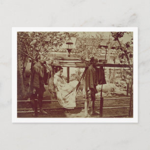 En Geisha medförs i en kull (foto av sepia) Vykort