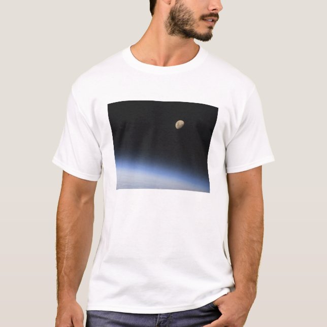 En gibbande måne synlig ovanför jordatmosfären tee shirt (Framsida)