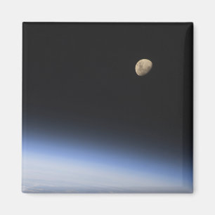 En gibbous måne som är synlig ovanför jord magnet