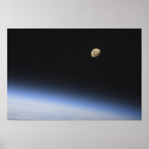 En gibbous måne som är synlig ovanför jord poster