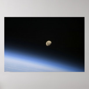 En gibbous måne som är synlig ovanför jord poster