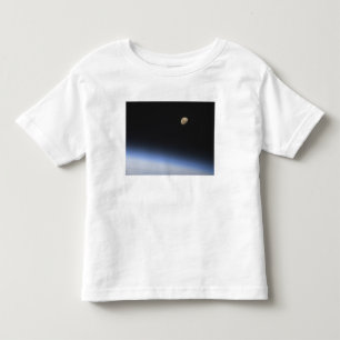 En gibbous måne som är synlig ovanför jord tee