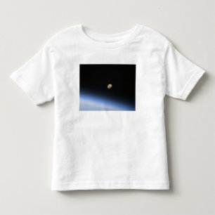 En gibbous måne som är synlig ovanför jord tröja