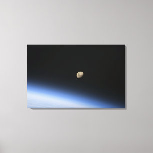 En gibbous måne synlig ovanför jordatmosfären 2 canvastryck