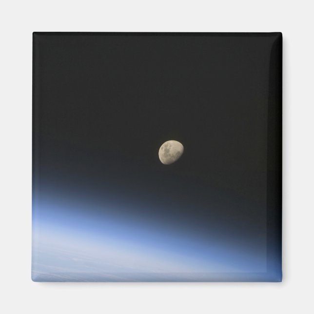 En gibbous måne synlig ovanför jordatmosfären 2 magnet (Framsidan)